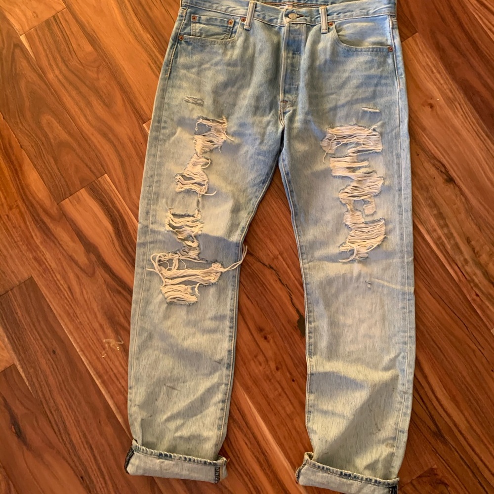 Distressed Levi’s 501s boyfriend / mom jeans